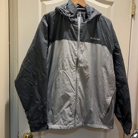 NWOT Columbia Gray athletic windbreaker with Hoodie. - Picture 1 of 15
